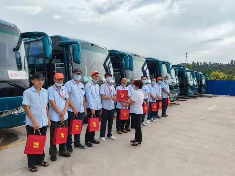 福利在手，温暖在心丨金通巴士为员工发放中秋节福利